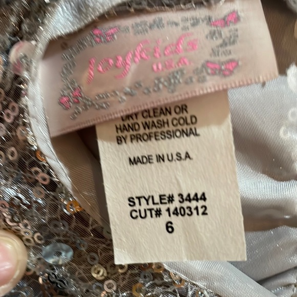 One time used 6y little girl dress a little dirty but can be fixed with a wash - Picture 6 of 6